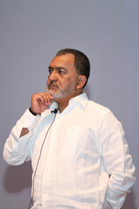 El investigador del Centro de Investigaciones en Óptica, Elder de la Rosa, ofreció la conferencia