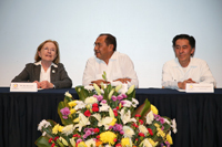 La doctora Ana María Cetto y los doctores Raúl Godoy Montañez y Jaime Urrutia Fucugauchi, durante la inauguración del Programa de Divulgación “La Luz de la Ciencia”, en el Gran Museo del Mundo Maya.