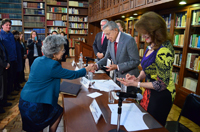 La doctora Silvia Torres Castilleja recibió del presidente del Patronato de la Fundación Miguel Alemán AC, Miguel Alemán Velasco, la medalla correspondiente al Premio de Equidad de Género “Miguel Alemán Valdés” 2015.