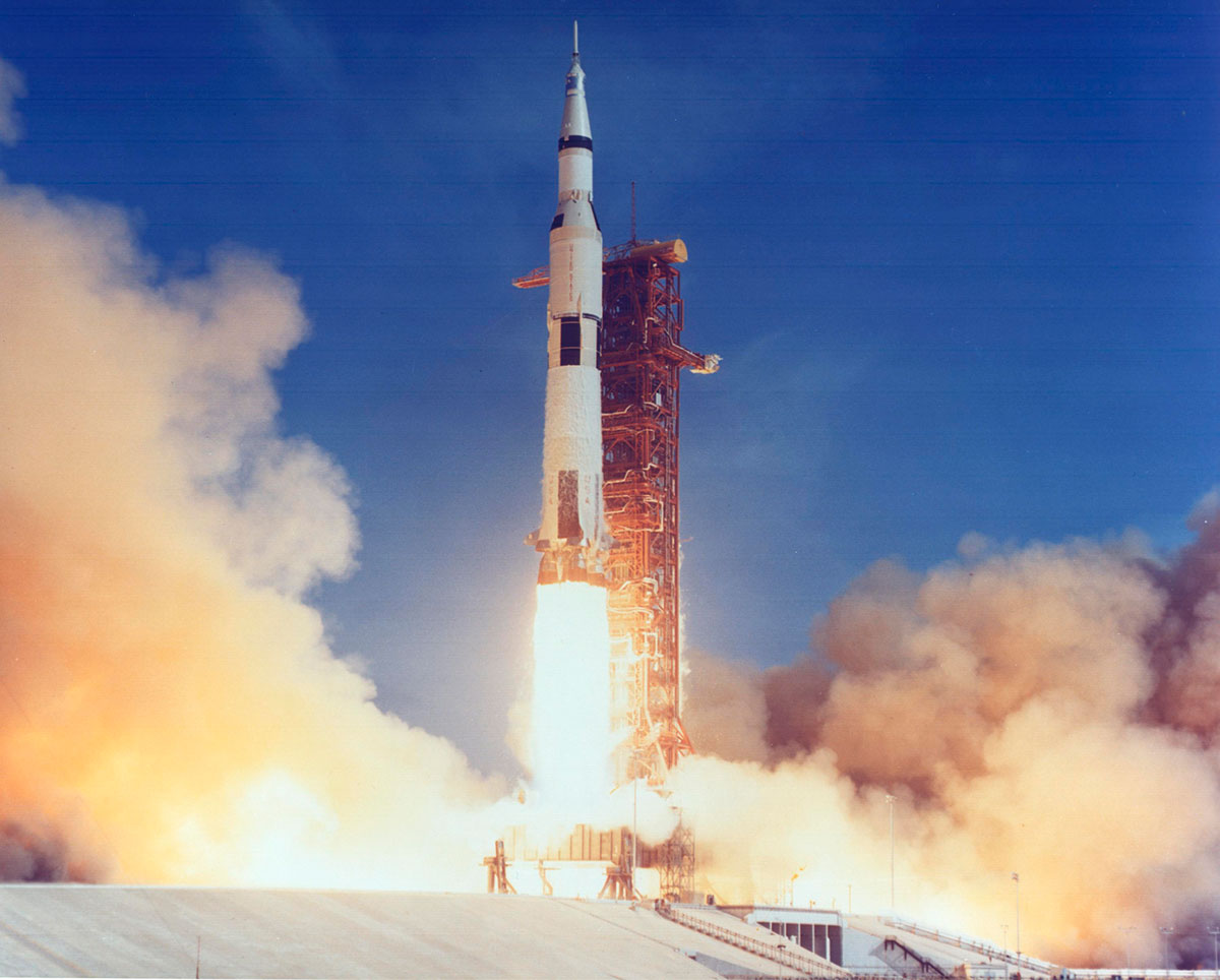 El 16 de julio de 1969 a las 9:32 a.m., hora del Este, se lanzó al espacio el cohete Saturno V desde la plataforma del complejo 39 del polígono de lanzamiento de cabo Cañaveral, en el Centro Espacial Kennedy.