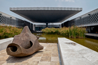 Para la construcción del Museo Nacional de Antropología se retomaron conceptos mayas para armar la totalidad de celosía en el patio central, el cual permite la distribución de la luz en las distintas salas de exhibición.