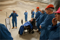 Investigadores del Snolab presentan a Stephen Hawking los avances de su proyecto.
