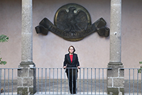 Con el escudo de El Colegio Nacional al fondo, la doctora Estela Susana Lizano Soberón en el día de su ingreso como nueva integrante de la institución.