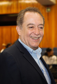 Doctor Carlos Arias Ortiz, miembro de la Academia Mexicana de Ciencias, ganador del Premio Nacional de Ciencias y Artes 2014, en el área de ciencias fisico-matemática y naturales.