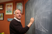 El doctor Arturo Menchaca Rocha, investigador del Instituto de Física de la UNAM, ex presidente de la Academia Mexicana de Ciencias, busca obtener una imagen del ducto de lava del volcán Popocatépetl, una zona  de especial interés para los volcanólogos.