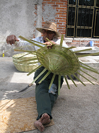 Un artesano elabora una canasta de carrizo en un pueblo de la cuenca de Cuitzeo, Michoacán.