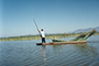 El tule recién cortado es transportado en una canoa en el lago de Cuitzeo.