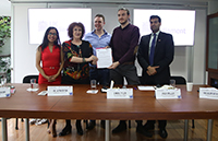 La Oficina de Ciencia y Tecnología del Parlamento Británico y la Oficina de Información Científica y Tecnológica para el Congreso de la Unión (perteneciente al FCCyT), renovaron convenio de colaboración. En la imagen: Liliana Estrada, directora de INCyTU; Julia Tagüeña, coordinadora del FCCyT; Chris Tyler, director de Políticas Públicas de la University College London; Jack Miller, responsable de temas de energía y cambio climático en la POST; y Anjoum Noorani, consejero de Política y Prosperidad de la Embajada Británica.