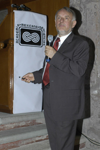 El Dr. Arturo Menchaca Rocha, presidente de la AMC, durante su conferencia magistral titulada, 'El estado de la Ciencia y la Tecnología en México'.