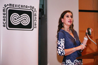 La doctora Tamara Rosenbaum, investigadora del Instituto de Fisiología Celular de la UNAM, impartió su conferencia como parte del Programa Conferencias Premios de Investigación de la AMC.