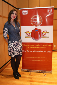 La doctora Tamara Rosenbaum Emir, Premio de Investigación de la Academia Mexicana de Ciencias 2011, impartió este miércoles la conferencia “Quema, pica, duele: los affaires de una sola molécula”.