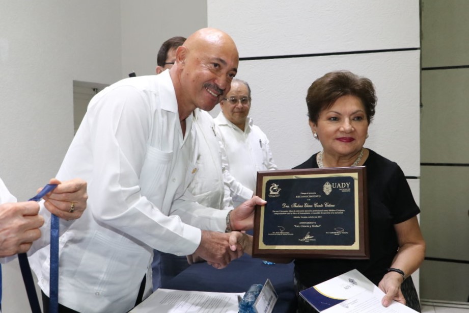 La investigadora Thelma Elena Canto Cetina recibió recientemente un reconocimiento con motivo de su Quincuagésimo Aniversario de Egreso de la UADY, y la medalla Mérito Médico “Eduardo y Francisco Laviada Arrigunaga”.