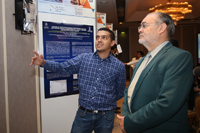 Joven becario del XXVI Verano de la Investigación Científica explica su trabajo de investigación.