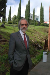 Joaquín Ruiz, director del Colegio de Ciencia de la Universidad de Arizona y miembro correspondiente de la Academia Mexicana de Ciencias, a su arribo al Auditorio Galileo Galilei.