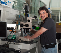 El doctor Luis Herrera Estrella en su laboratorio.