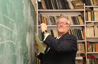 El doctor Kimmo Kaski, científico finlandés, pionero en el mundo de la física computacional, en uno de los salones del Instituto de Física de la UNAM.