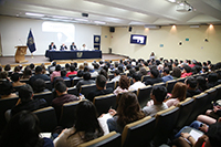 El auditorio Dr. Jorge Carpizo, de la Coordinación de Humanidades de la UNAM, lució un lleno total durante la conferencia magistral  “La corrupción del Estado en América Latina”, que dictó el sociólogo Manuel Castells, catedrático emérito de la Universidad de California, Berkeley y miembro correspondiente de la Academia Mexicana de Ciencias.