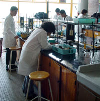 La competencia consta de varios exámenes teóricos y un examen experimental.