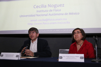 Los doctores William Lee y Cecilia Noguez durante la presentación de la conferencia 'Luz a escala nanométrica' ofrecida por la investigadora en la Facultad de Ciencias de la UNAM