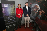La doctora Cecilia Noguez Garrido, ganadora en el 2009 del Premio de Investigación de la Academia Mexicana de Ciencias, en el área de ciencias exactas, ofreció la conferencia 'Luz a escala nanométrica', dentro del ciclo de Conferencias de Premios de Investigación AMC 2015; y el doctor Wiliam Lee, secretario de la AMC.