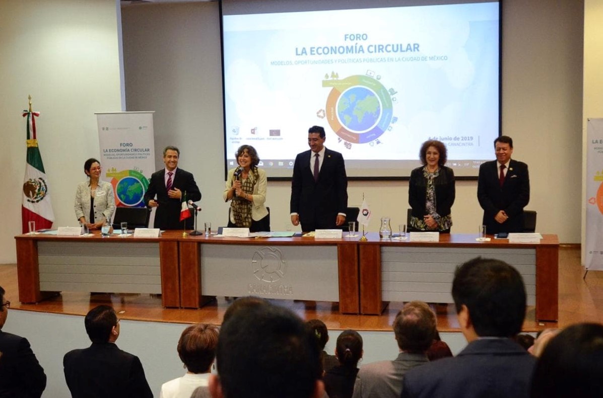 De izquierda a derecha aparecen: Juana Itzchel Nieto Ruiz, en representación de María Amparo Martínez Arroyo, directora general del Instituto Nacional de Ecología y Cambio Climático; José Luis Beato González, secretario de Desarrollo Económico; Rosaura Ruiz Gutiérrez, secretaria de Educación, Ciencia, Tecnología e Innovación;  Rodrigo Castañeda Miranda, tesorero nacional, y Juan Manuel García González, vicepresidente nacional de Desarrollo Sustentable y Responsabilidad Social, ambos de la Cámara Nacional de la Industria de Transformación.