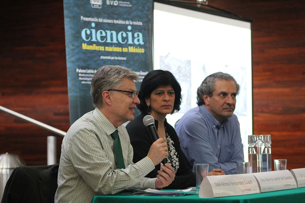 Alonso Fernández Guasti, Paloma Ladrón de Guevara y Luis Medrano durante la presentación del número más reciente de la revista Ciencia de la Academia Mexicana de Ciencias.