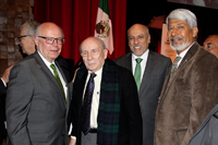 En la ceremonia del XXV Aniversario de la Comisión Nacional de Bioética acudieron como invitados especiales Bernardo Tanur Tatz, director del cuerpo médico de los Centros Médicos ABC, y José Luis Morán, presidente de la Academia Mexicana de Ciencias, quienes aparecen en la imagen con José Narro, secretario de Salud, y Enrique Cabrero, director general del Conacyt.