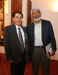 Los doctores José Luis Morán López (derecha) y Jaime Urrutia Fucugauchi (izquierda), presidente y expresidente de la Academia Mexicana de Ciencias (AMC),respectivamente, recibieron la distinción de investigador nacional emérito del gobierno federal, en reconocimiento a la calidad de su trayectoria científica, al igual que otras 18 investigadoras e investigadores, todos integrantes de la AMC.