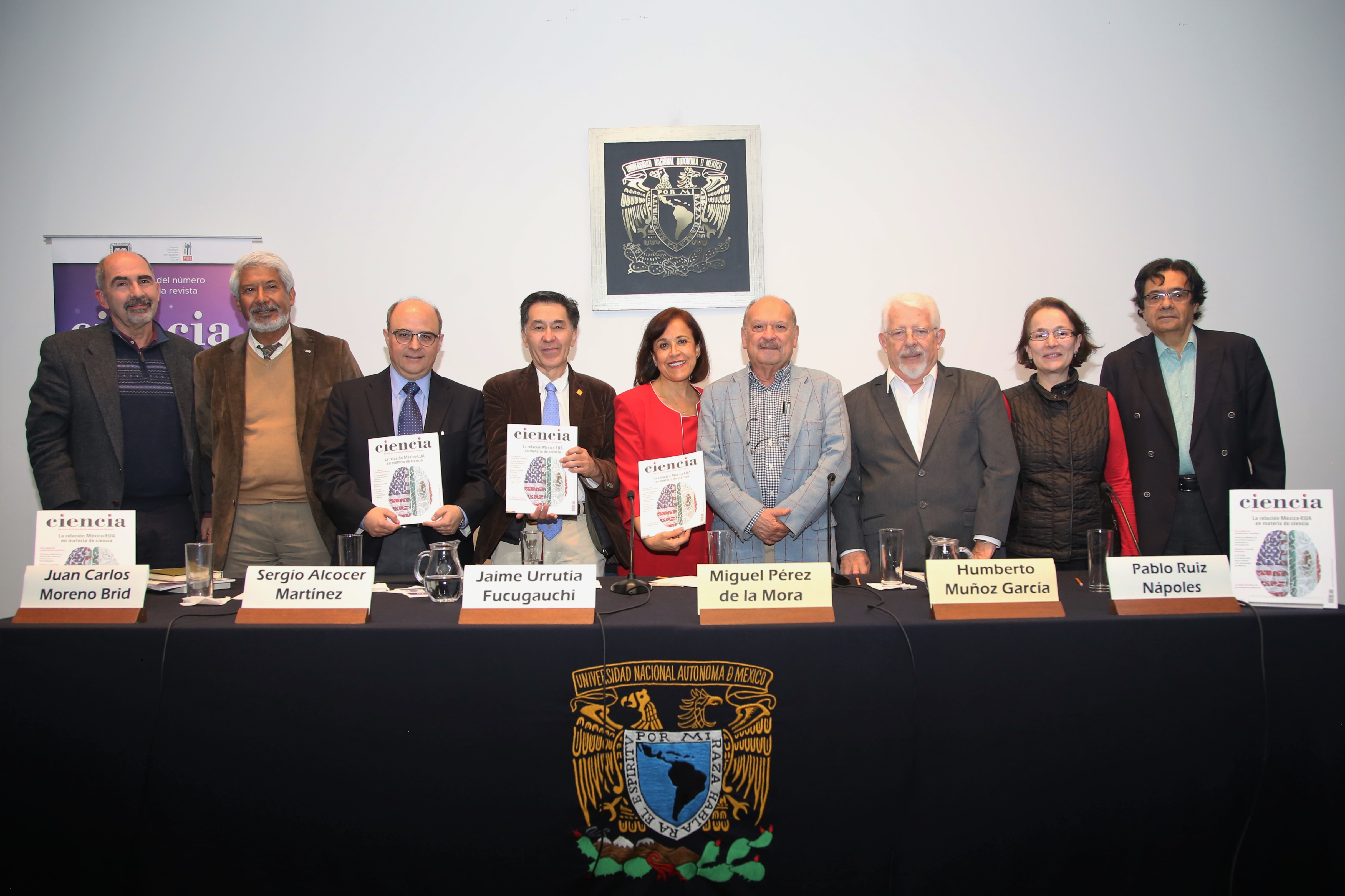 Juan Carlos Moreno, José Luis Morán, Sergio Alcocer, Jaime Urrutia, Judith Zubieta, Miguel Pérez de la Mora, Humberto Muñoz, Susana Lizano y Pablo Ruiz, durante la presentación del número más reciente de la revista Ciencia, que lleva por título La relación México-EUA en materia de ciencia.