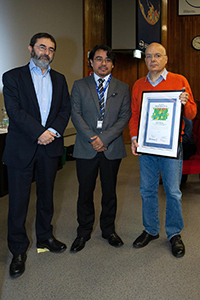 El doctor Gabriel Merino (centro), investigador del Cinvestav-Mérida e integrante de la AMC, fue reconocido con el Premio Walter Kohn 2018 en una ceremonia realizada el 10 de enero en Trieste, Italia. En la imagen, le acompañan los profesores Fernando Quevedo (izq), director del Centro Internacional de Física Teórica y  Stefano Baroni de la Scuola (der), de la Internazionale Superiore di Studi Avanzati, Italia.