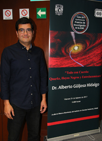 El doctor Alberto Güijosa impartió la plática “Todo con Cuerda: Quarks, Hoyos Negros y Entrelazamiento”, como parte del ciclo de Conferencias de Premios de Investigación de la Academia Mexicana de Ciencias.