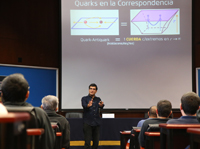 La mayor virtud de la Teoría de Cuerdas es que ofrece un camino para entender a la gravedad a nivel microscópico, tarea pendiente en la física actual, apunta el investigador Alberto Güijosa, del Instituto de Ciencias Nucleares-UNAM, en su charla dentro del ciclo Conferencias de Premios de Investigación de la AMC.