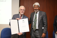 El doctor Pierre Legendre recibe su diploma de ingreso como miembro correspondiente del presidente de la Academia Mexicana de Ciencias, doctor José Luis Morán.