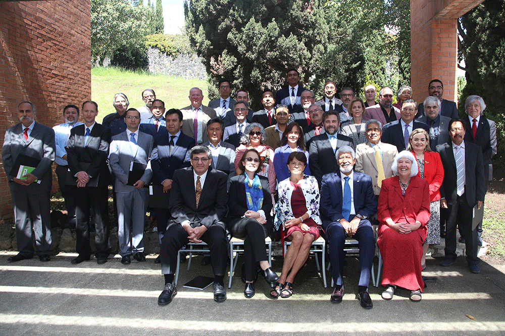 Al frente, integrantes del Consejo Directivo de la AMC, acompañados de los miembros de nuevo ingreso de la Academia.