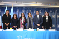 Patricia Vázquez del Mercado, Dinorah López de Gali, Nuria Saenz, José Ignacio Peralta y Louise Goeser durante la presentación del libro “Enseñanza de las Ciencias en Preescolar con Enfoque de Género”, en las oficinas de la Unesco en México.