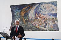 El doctor José Luis Morán López, presidente de la Academia Mexicana de Ciencias, presenta el mural “Claridad científica frente a los dogmas y fanatismos” también conocido como “El oscurantismo frente a la claridad de la ciencia”, del pintor chileno Osvaldo Barra Cunningham, donado por la familia del científico Mauricio Russek Berman, obra que se exhibe en el vestíbulo del auditorio Galileo Galilei.