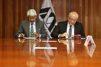 Los doctores José Luis Morán, presidente de la Academia Mexicana de Ciencias, Eduardo Peñalosa Castro, rector general de la Universidad Autónoma Metropolitana, en la firma de convenio general de colaboración.