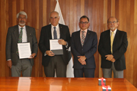 El presidente de la AMC, José Luis Morán, y el rector general de UAM,  Eduardo Peñalosa, muestran el convenio general de colaboración que busca fomentar el desarrollo de la ciencia, tecnología e innovación. Los acompañan José Antonio de los Reyes y Rodolfo Quintero, secretario general y coordinador de Desarrollo Institucional de la casa de estudios, respectivamente.