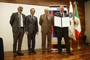 En la entrega del Premio José Antonio Alzate participaron el presidente de la AMC, José Luis Morán; el embajador de Alemania en México, Viktor Elbling; el director general del Conacyt, Enrique Cabrero; y el galardonado Stefan Rinke, que muestra el diploma de reconocimiento que se le entregó en el auditorio Eugenio Méndez Docurro.