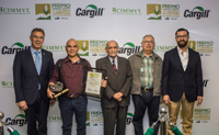 Martin Kropff, director general del Cimmyt en México (extrema izquierda) con los tres ganadores del Premio Cargill-CIMMYT 2017: José Moises Rodríguez, Alfonso Larqué y Silvano Gaxiola, con Jorge Armando Narváez Narváez. subsecretario de Agricultura.