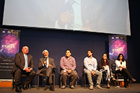 Tres de los directores que participaron en la nueva temporada de la serie televisiva Ciencia en todos lados acompañaron en la presentación de la más reciente producción a los titulares del Sistema Público de Radiodifusión del Estado Mexicano y la Academia Mexicana de Ciencias.