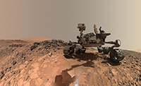 El explorador Curiosity de la NASA encontró nuevas pruebas conservadas en rocas en Marte que sugieren que el planeta podría haber apoyado la vida antigua. Aunque no son necesariamente pruebas de la vida misma, estos hallazgos son una buena señal para futuras misiones que exploran la superficie y el subsuelo del planeta. En la imagen se muestra al vehículo en el lugar desde el cual se inclinó para perforar un objetivo rocoso llamado 