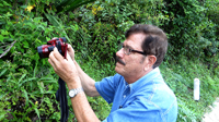 El doctor Carlos Beutelspacher Baigts, investigador en la Universidad de Ciencias y Artes de Chiapas, e integrante de la Academia Mexicana de Ciencias, en trabajo de campo en los ecosistemas chiapanecos