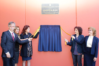 Develación de la placa conmemorativa por el 150 aniversario del nacimiento de Marie Curie, en la puerta A del Museo de Ciencias Universum.