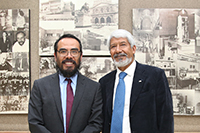 El ganador del Premio Jorge Lomnitz Adler 2018, Braulio Gutiérrez Medina, del Instituto Potosino de Investigación Científica y Tecnológica, y el presidente de la AMC, José Luis Morán.