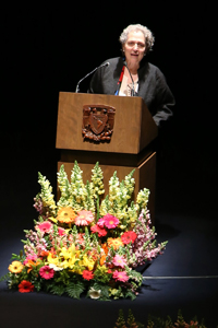 Doctora Clara Bargellini Cioni, académica galardonada del Instituto de Investigaciones Estéticas, ofreció un discurso en representación de las universitarias que recibieron la distinción.