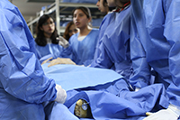 Para las clases prácticas en la Facultad de Medicina de la UNAM, a los cuerpos de estudio sólo se descubre la parte con la cual trabajarán los estudiantes.