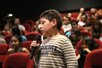 El público, principalmente joven, planteó a los científicos presentes en la función, preguntas relacionadas con temas de astronomía y cosmología, incluso los más jóvenes se animaron a participar.