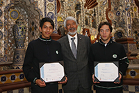 El presidente de la AMC, doctor José Luis Morán, con los ganadores del primer lugar del PNJA2018: Juan Carlos Rojo Zamora y Emmanuel Ramírez Mantilla, del Colegio Nacional de Educación Profesional Técnica (Conalep) 184, Coacalco, Estado de México.