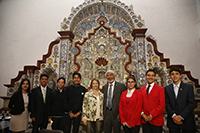 La embajadora Annika Thunborg y el doctor José Luis Morán, acompañados de los ganadores del PNJA2018.